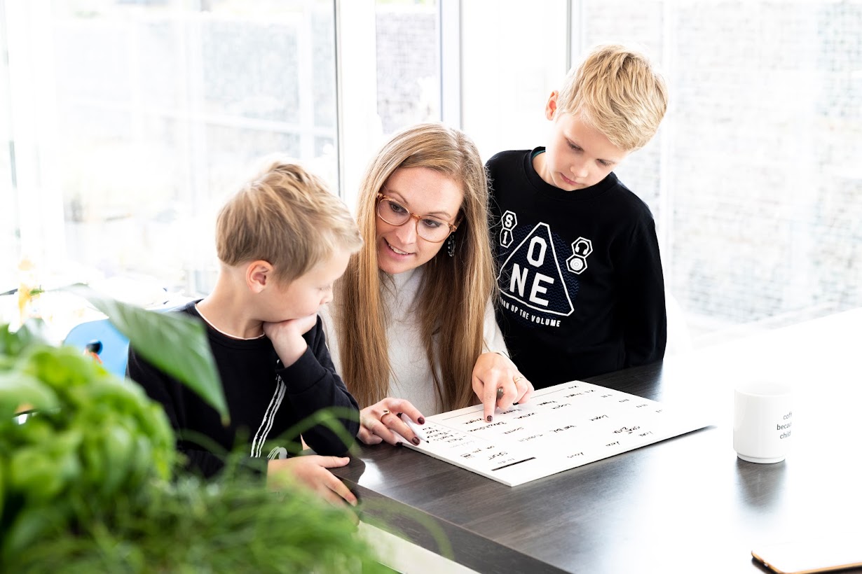 mama stelt planning op met kinderen