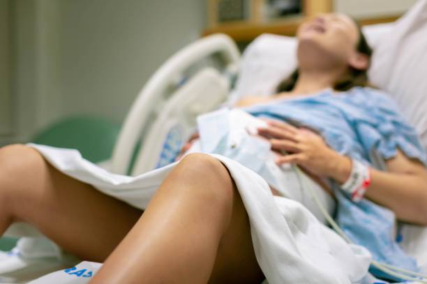 vrouw ligt op ziekenhuisbed tijdens weeën
