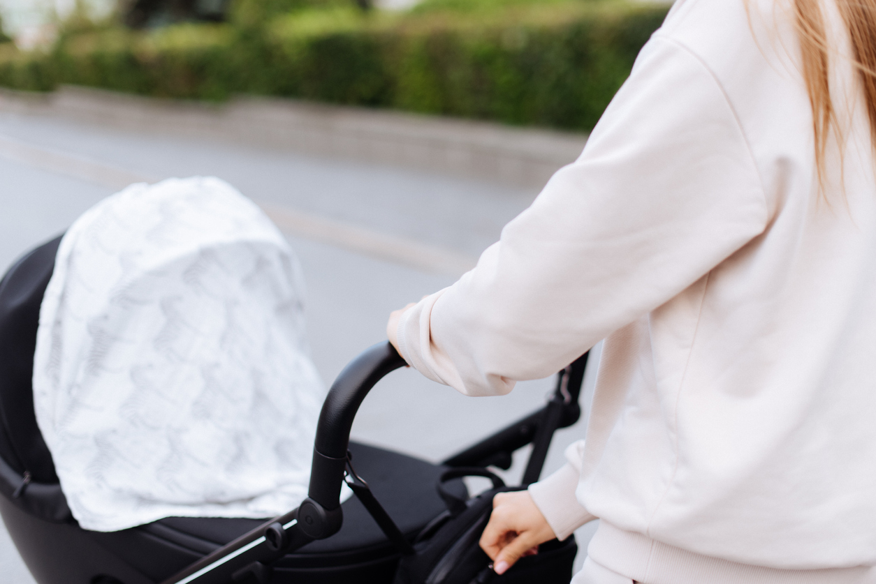 kinderwagen met lakentje