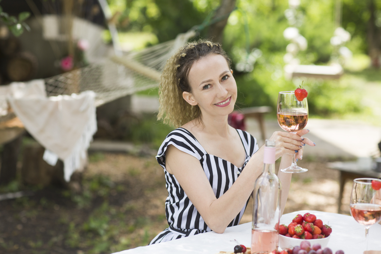 vrouw drinkt glas rosé