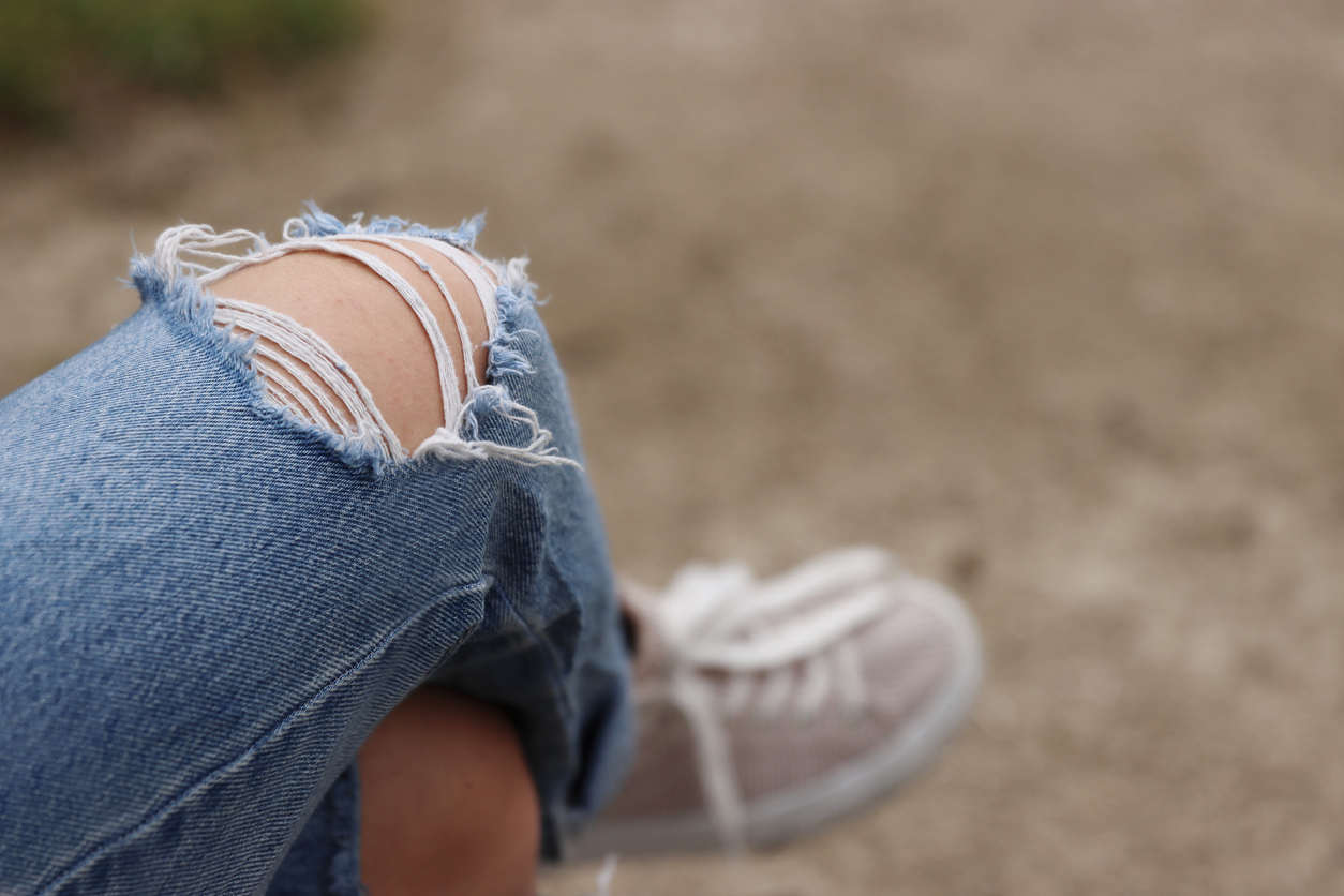 tiener met jeansbroek