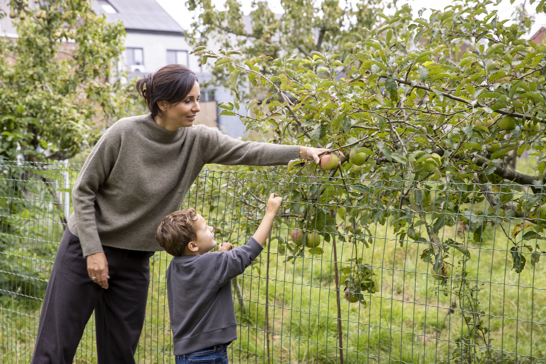 mama en zoon in natuur