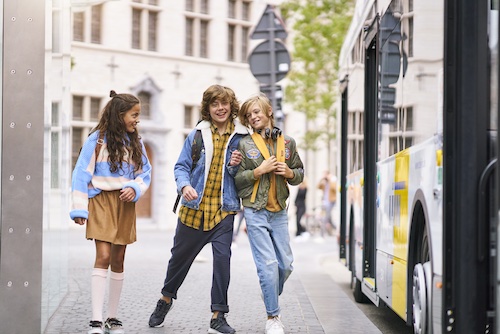 Tieners naast bus De Lijn