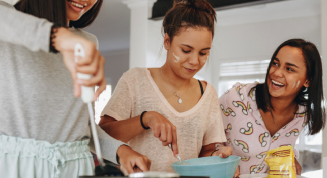 Tienermeisjes in de keuken koken