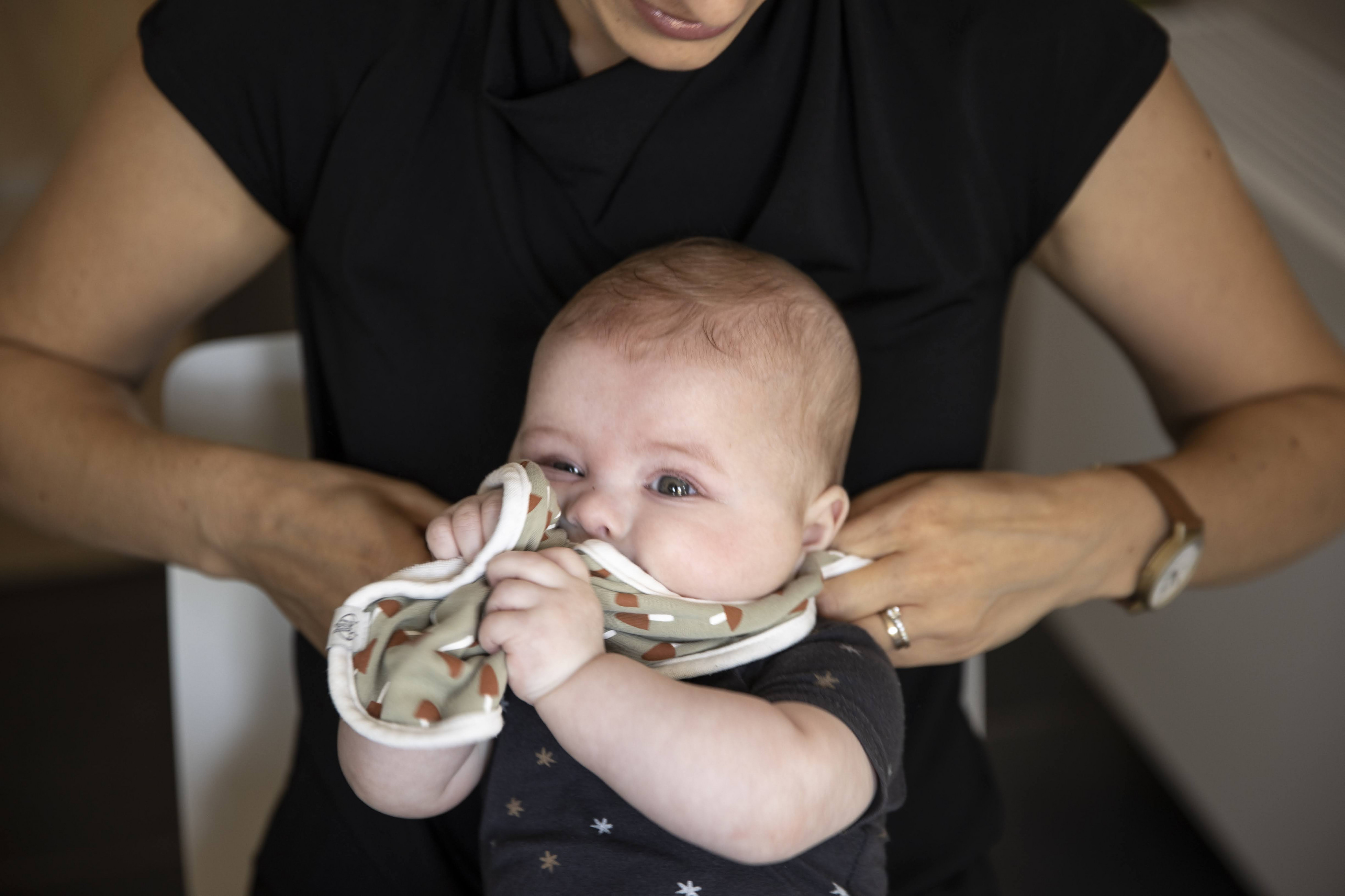 Mama doet baby slabbetje om