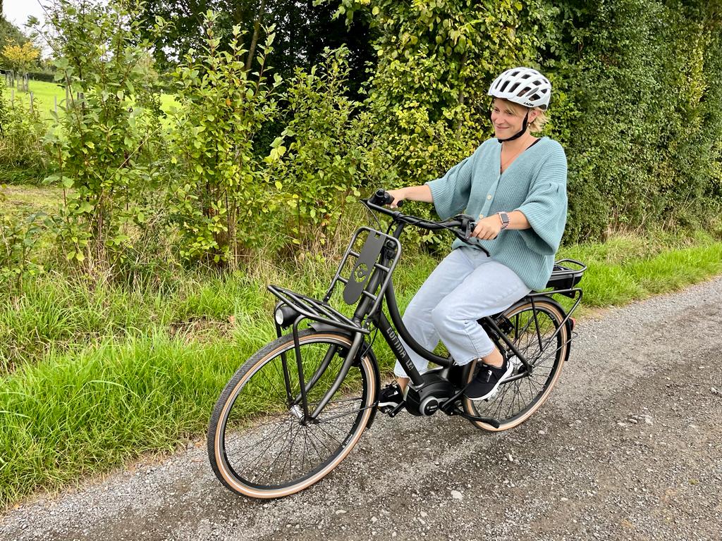 Mama fietst met elektrische fiets