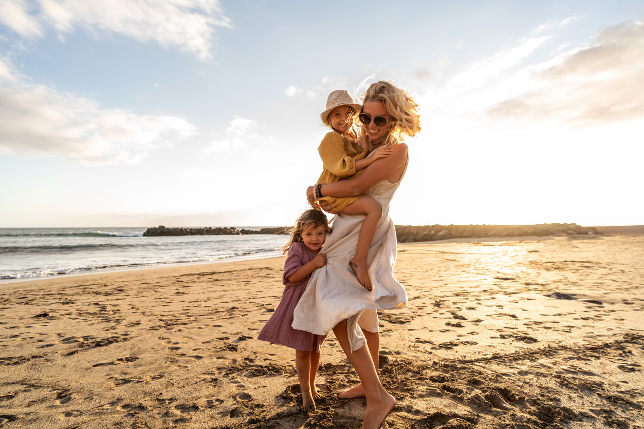 mama met kinderen op strand 