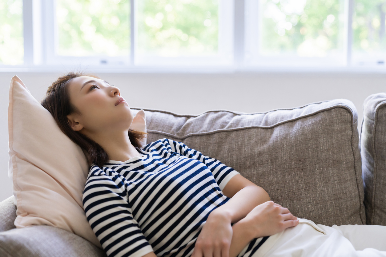 vermoeide vrouw in zetel