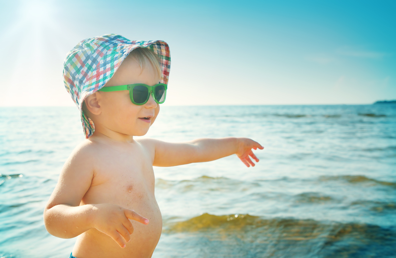 peuter aan het strand