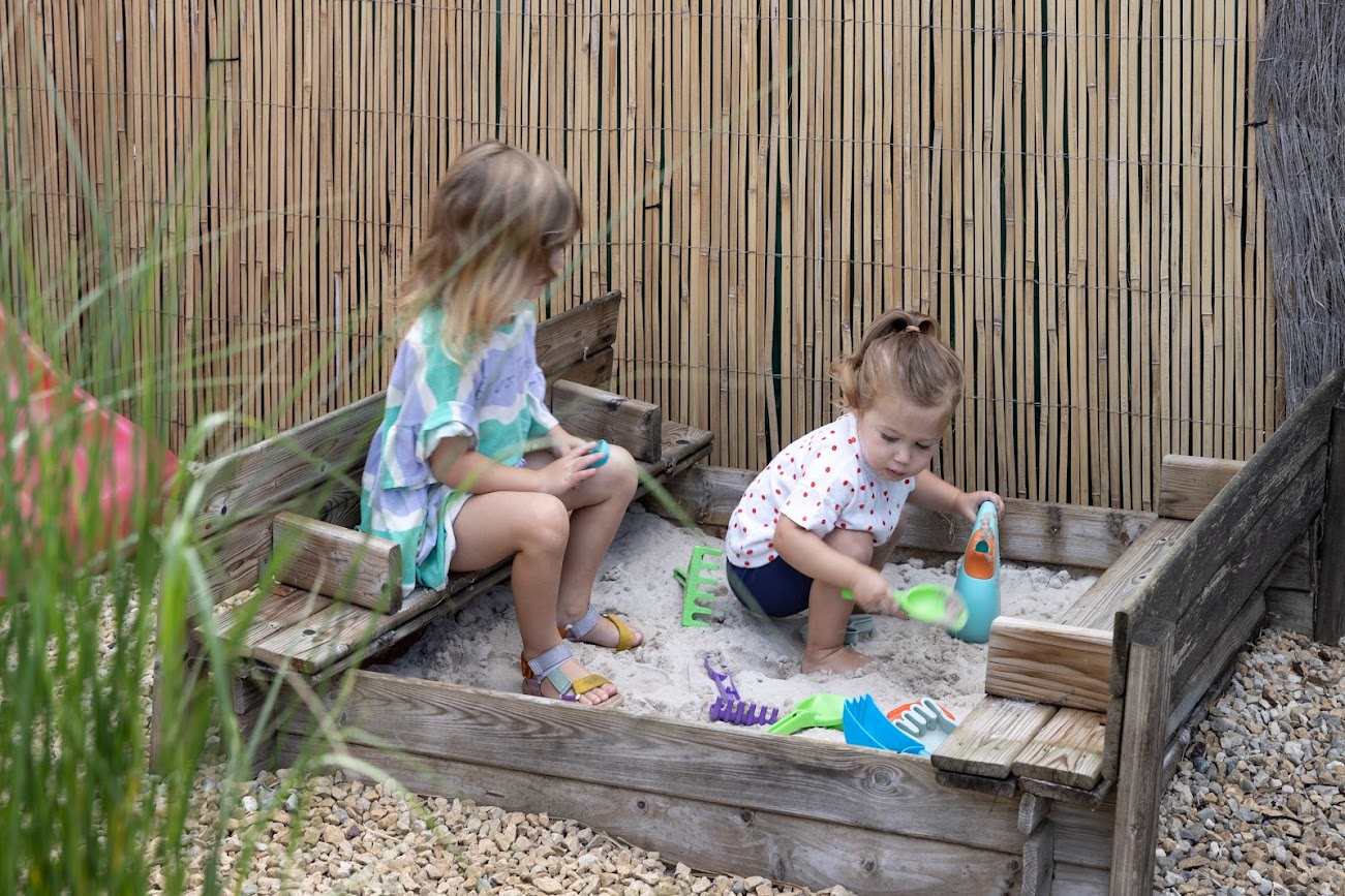 meisjes spelen in zandbak