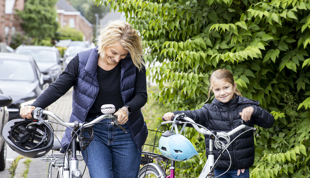 mama en dochter met fiets aan de hand