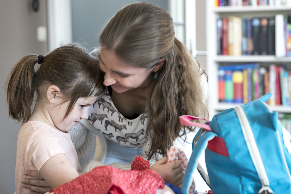 mama en dochter maken rugzak klaar