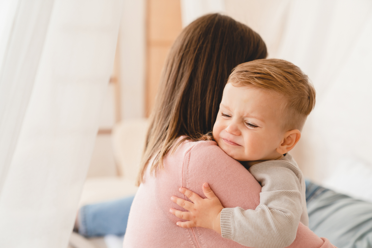 mama en peuter knuffelen