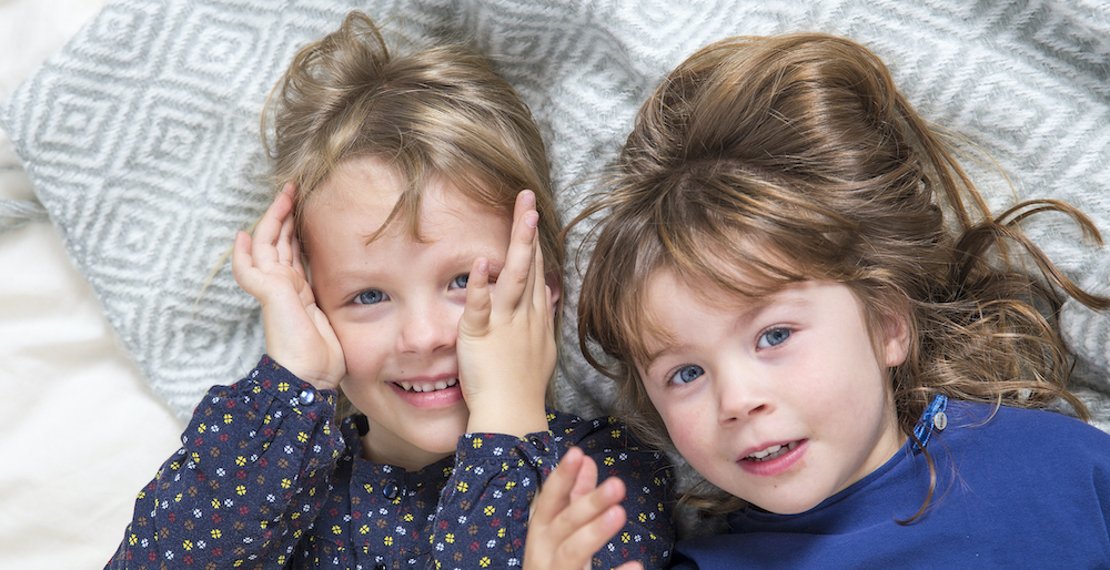 Meisjes liggen naast elkaar