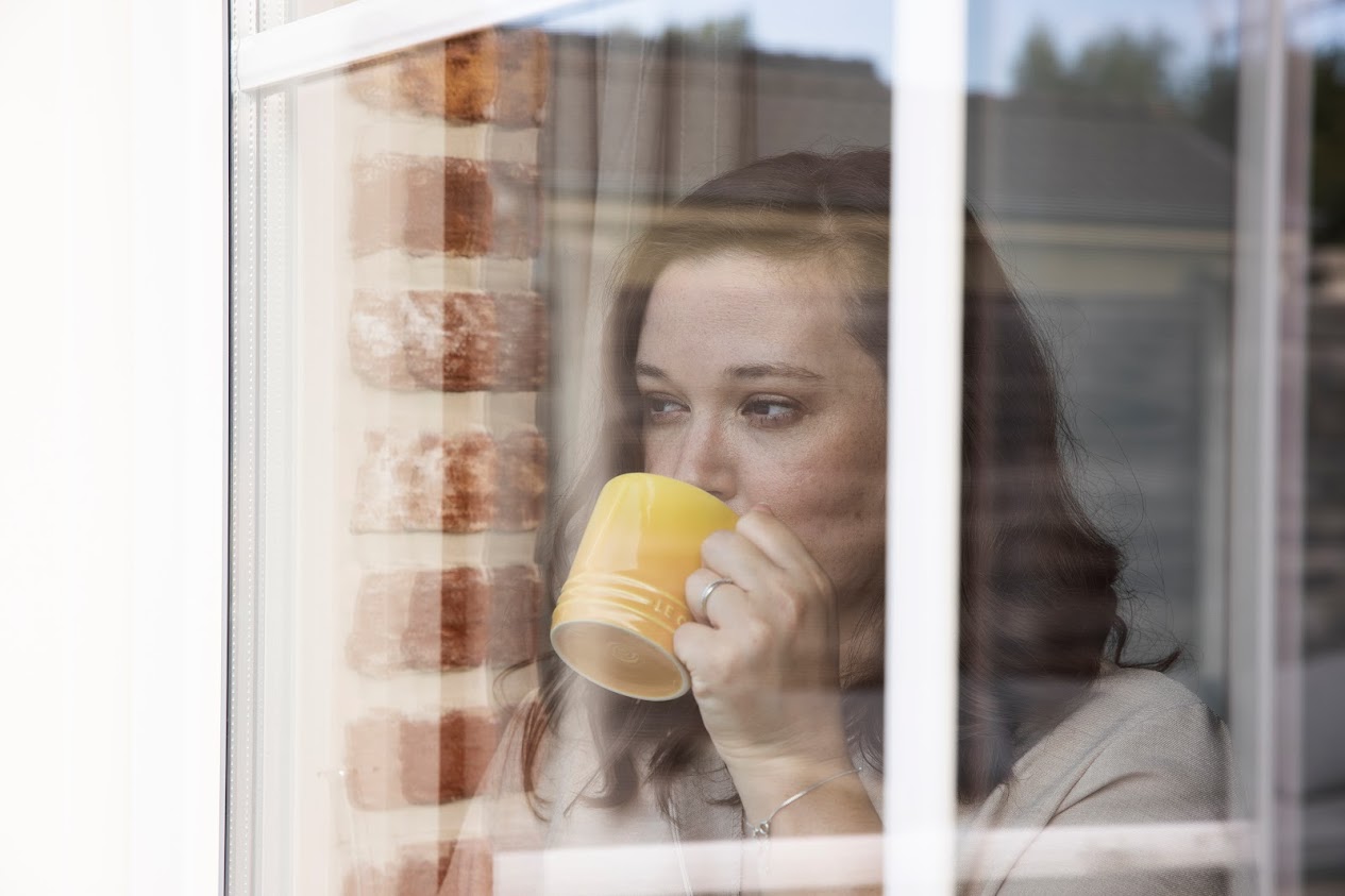 mama drinkt koffie