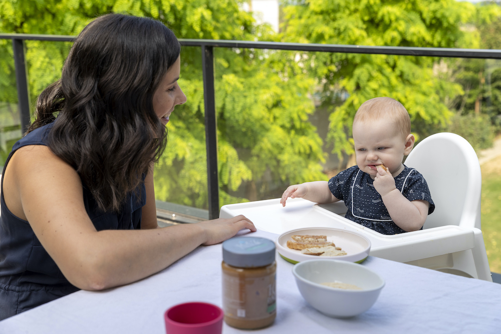 mama en baby aan tafel eten