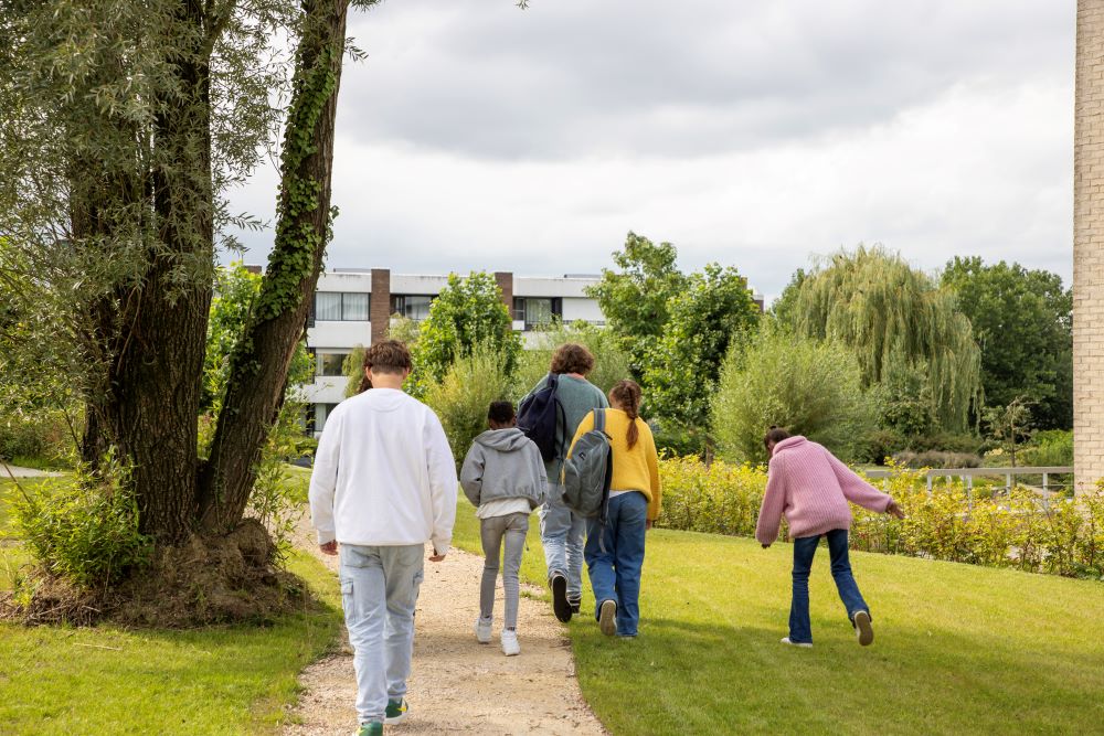 tieners op weg naar school