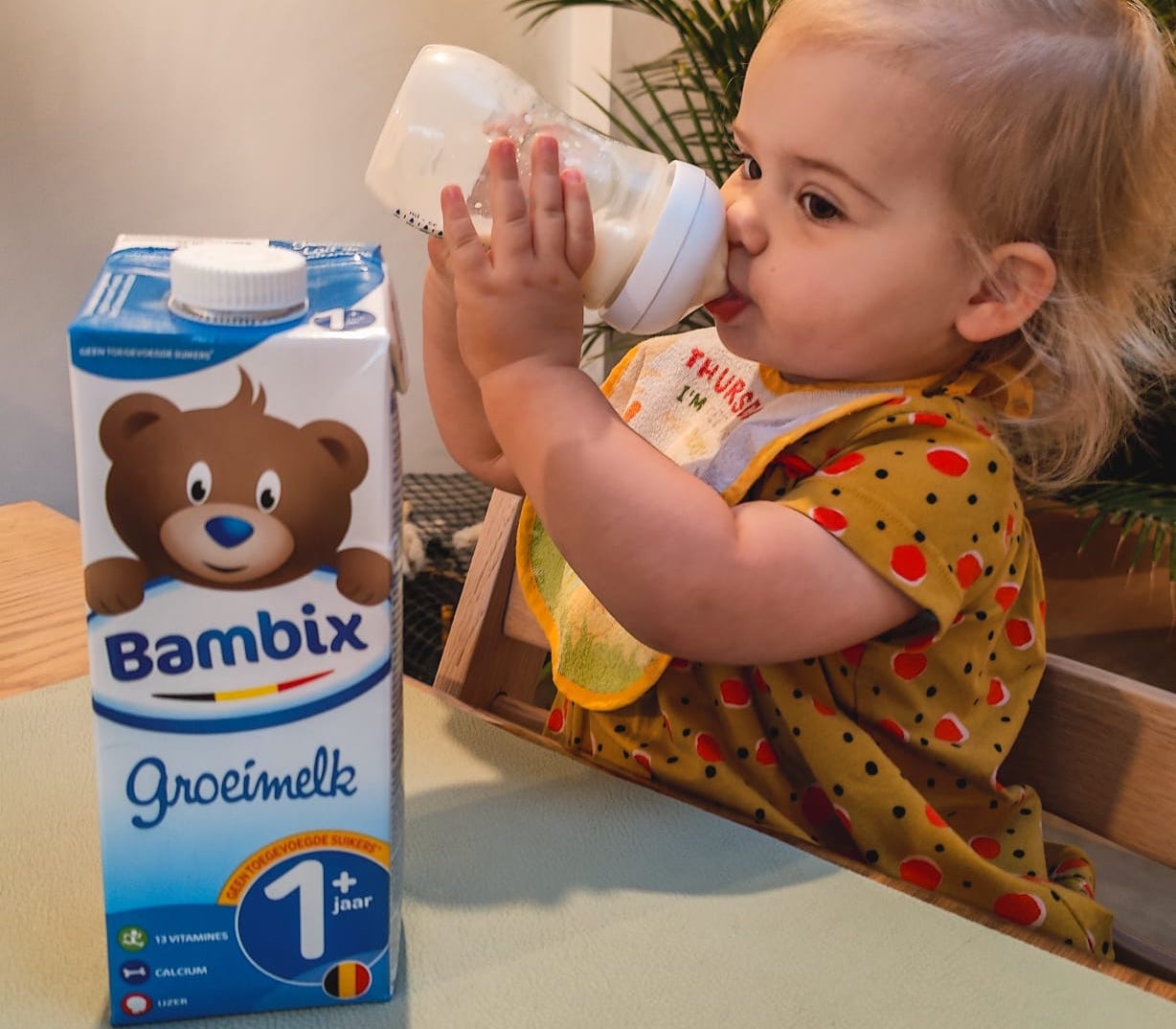 Meisje drinkt flesje met groeimelk