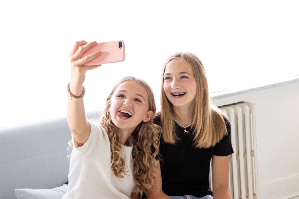 tieners met smartphone