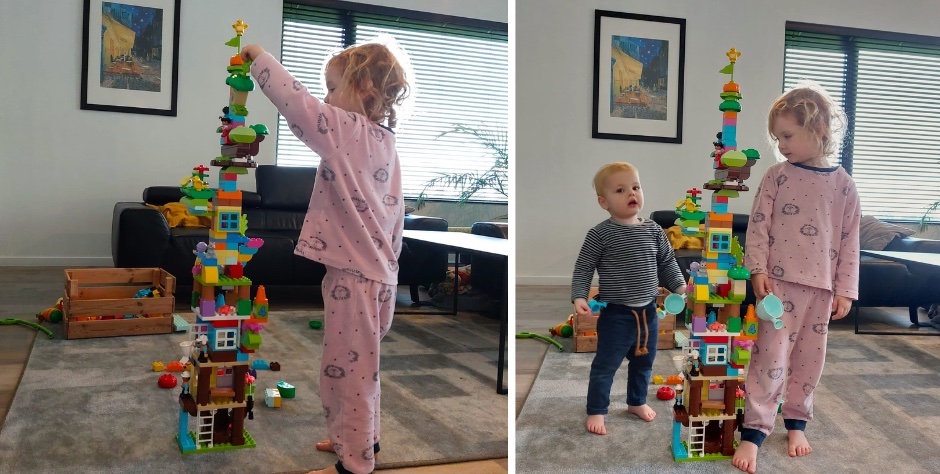 kindjes bouwen toren met duploblokken