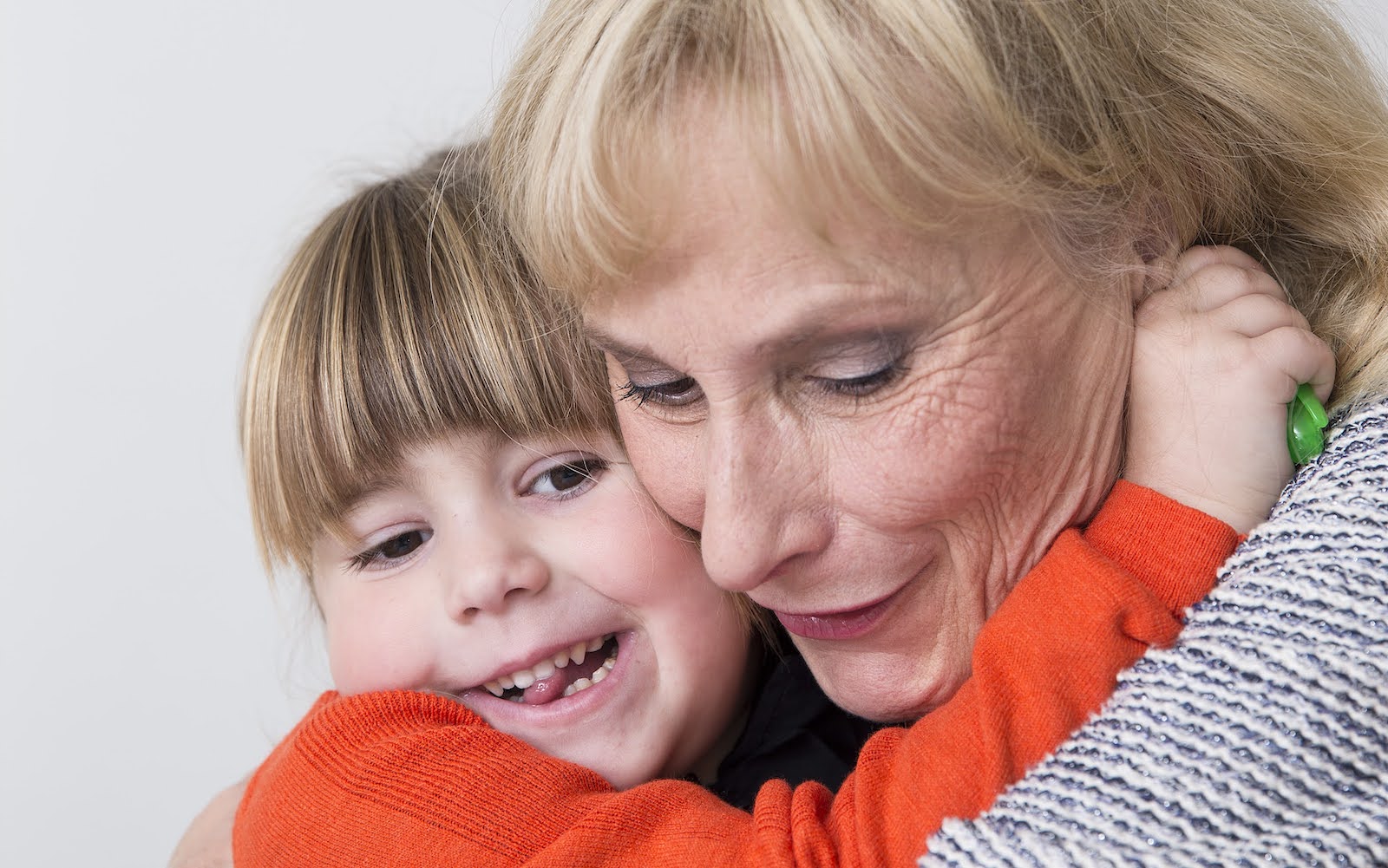 meisje knuffelt met oma