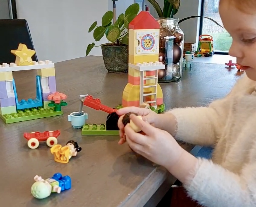 Meisje speelt met LEGO DUPLO