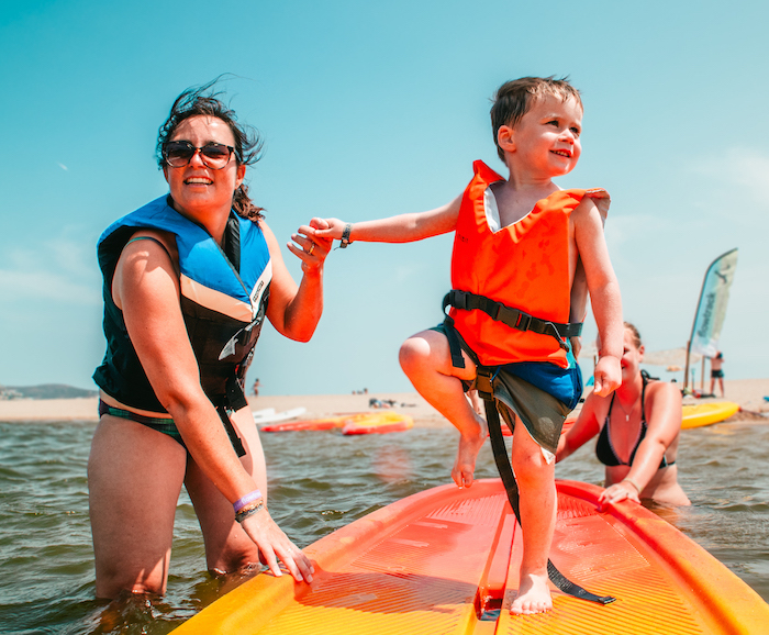 Kindje op surfplank op vakantie met Flowtrack 