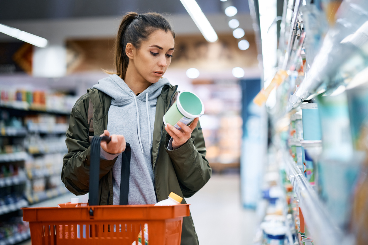 vrouw supermarkt boodschappen eten