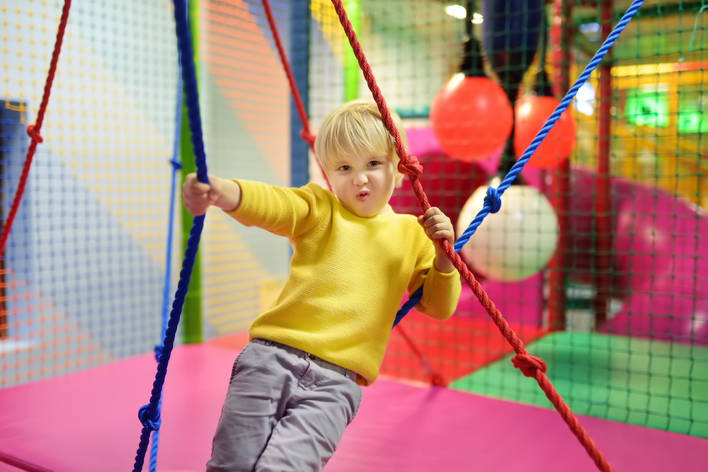 jongen in binnenspeeltuin