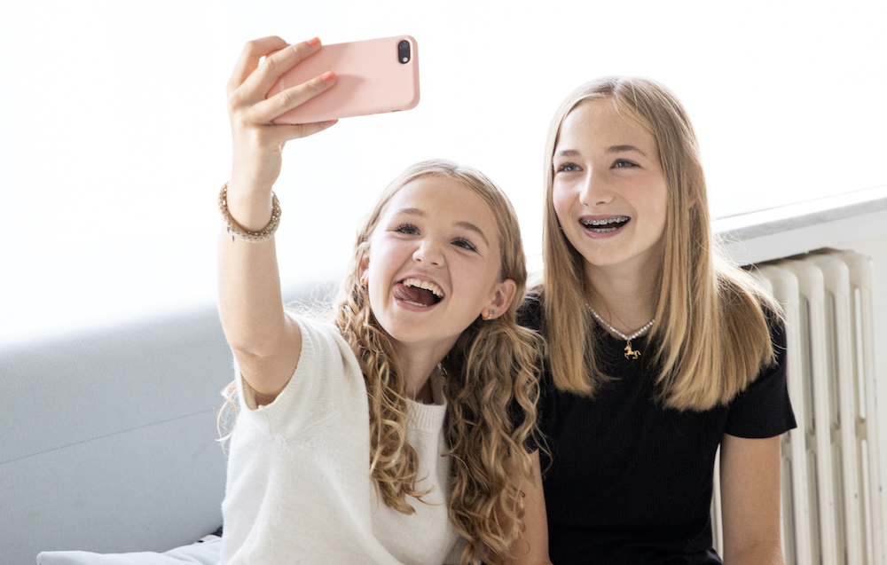 tienermeisjes make selfie met smartphone