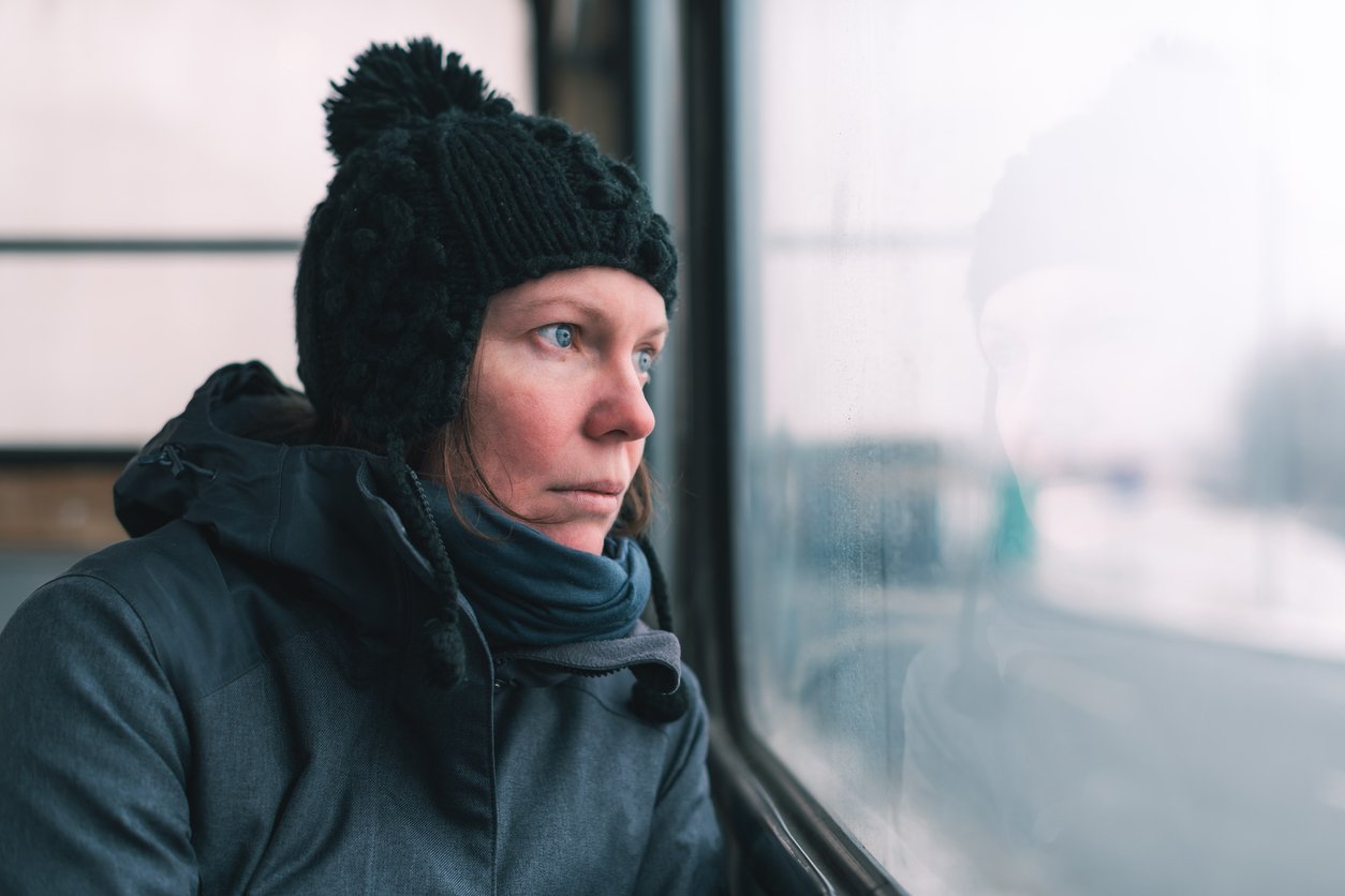 vrouw zit op de trein en staart naar buiten