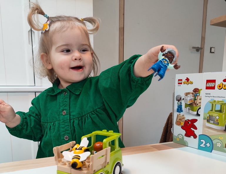 Meisje speelt met LEGO DUPLO