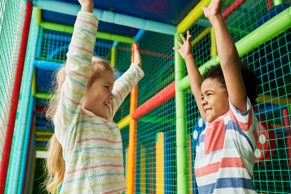 Kinderen in een binnenspeeltuin