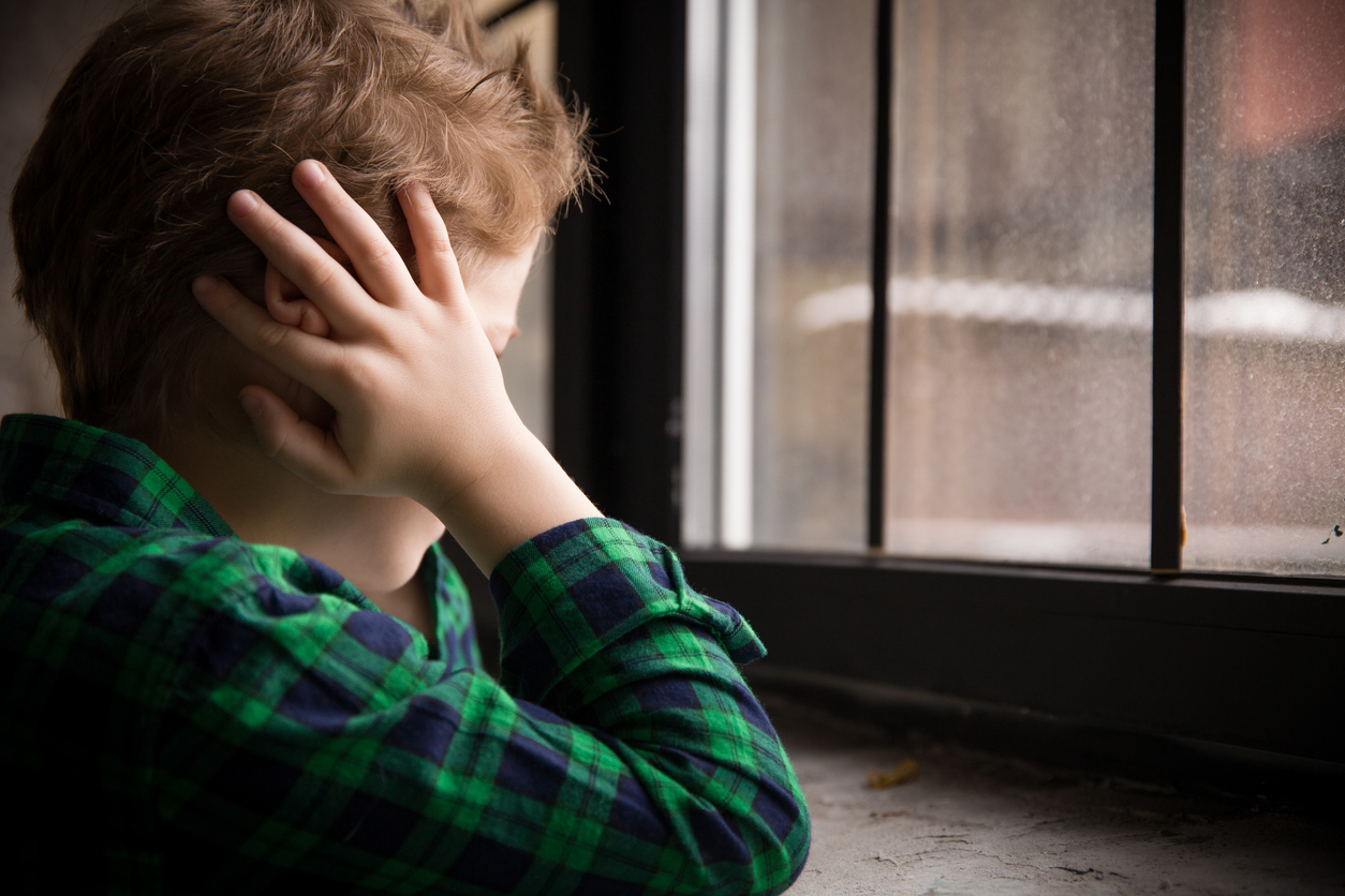 jongen kijkt uit raam autisme