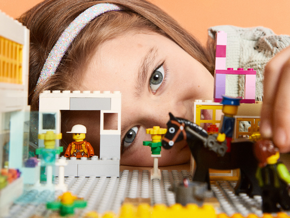 Meisje speelt met LEGO
