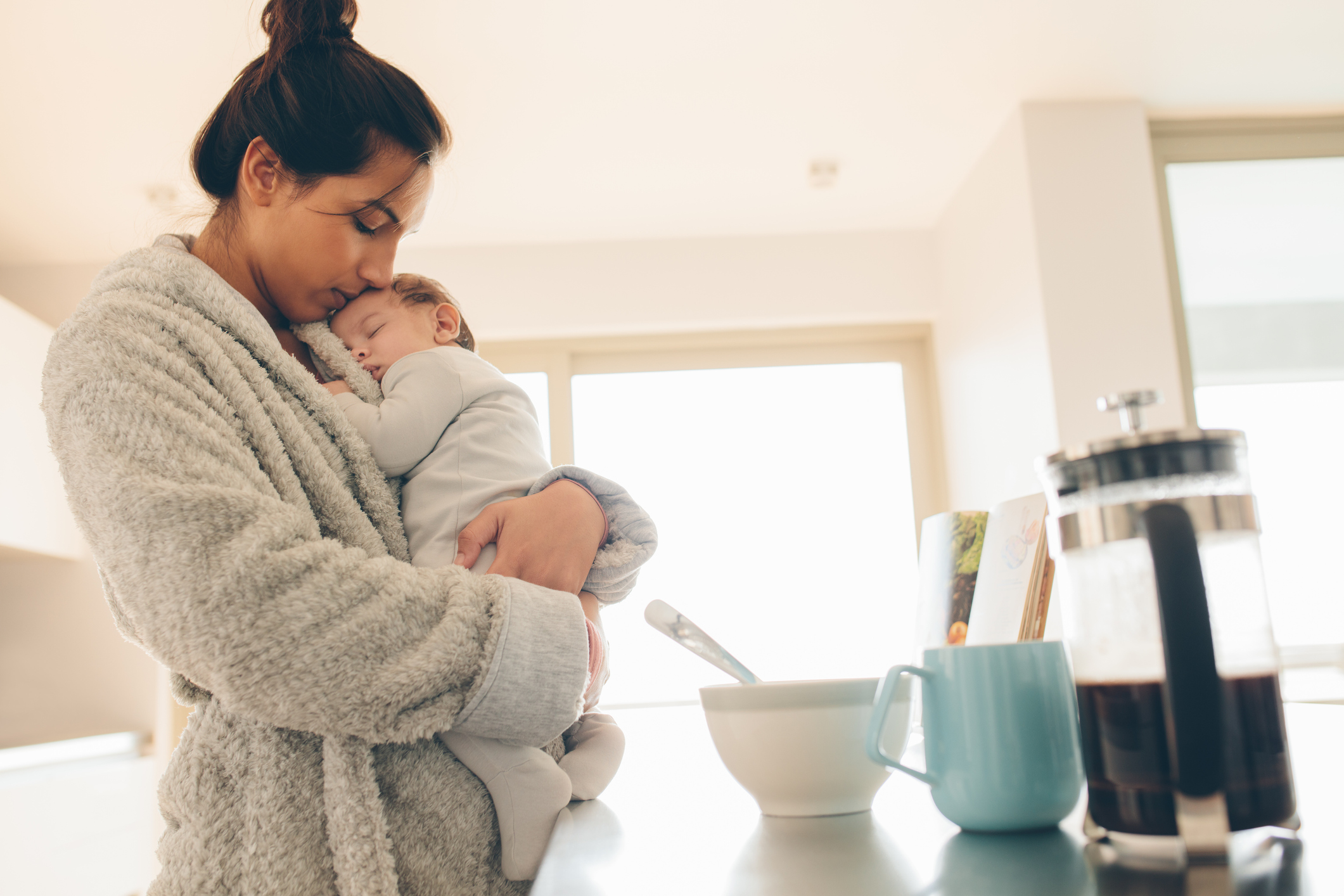 mama met baby in de keuken