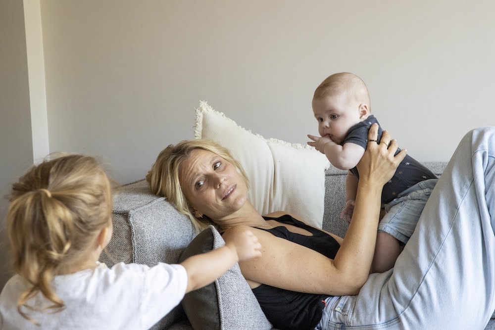 mama met baby en kindje dochter in zetel