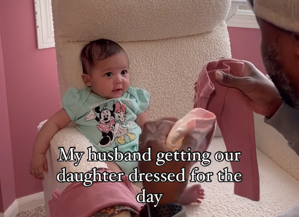 papa overlegt outfit met babydochter