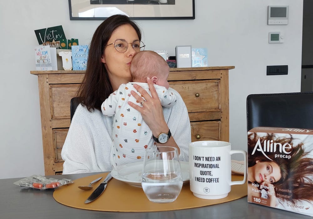 mama met baby aan ontbijttafel