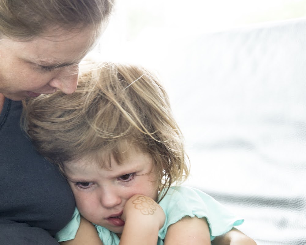 mama troost meisje dat verdriet heeft