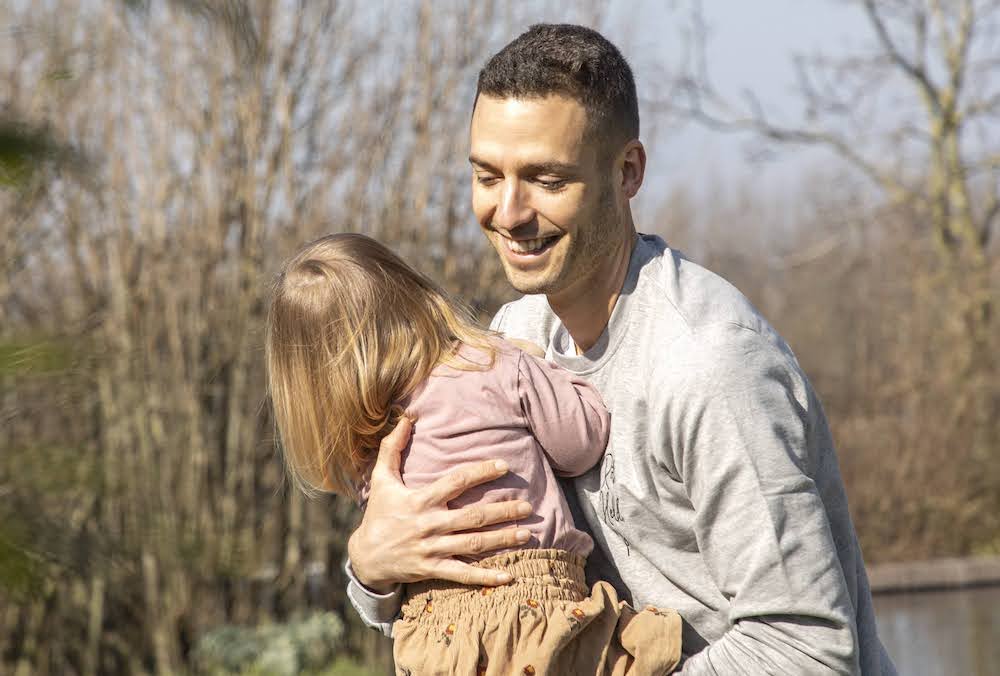 Papa met dochter in de armen