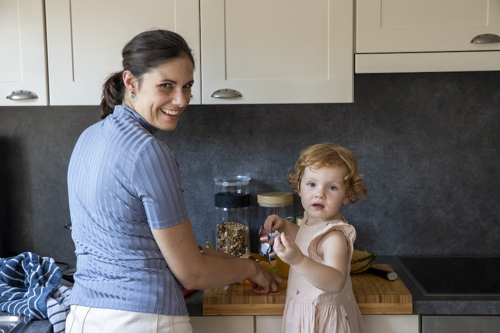 mama en dochtertje zetten samen koffie