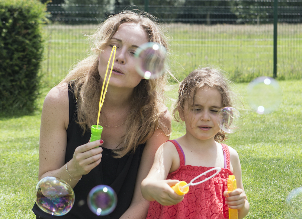 Mama en dochter die bellen blazen