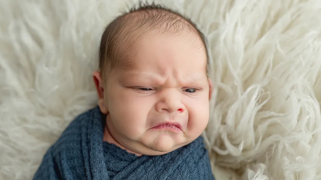 Baby kijkt boos bij fotoshoot