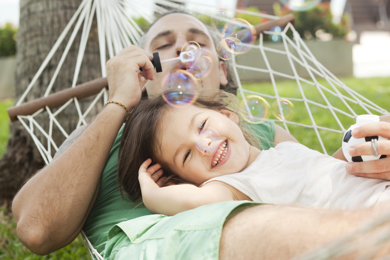 vakantie papa kind hangmat