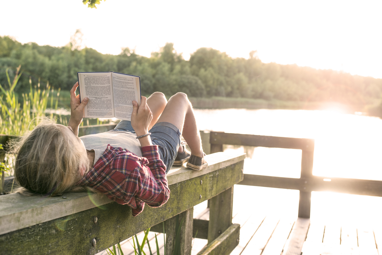 tiener leest boek