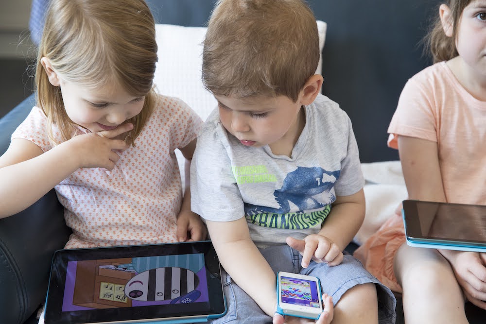 Kindjes kijken op ipad en gsm