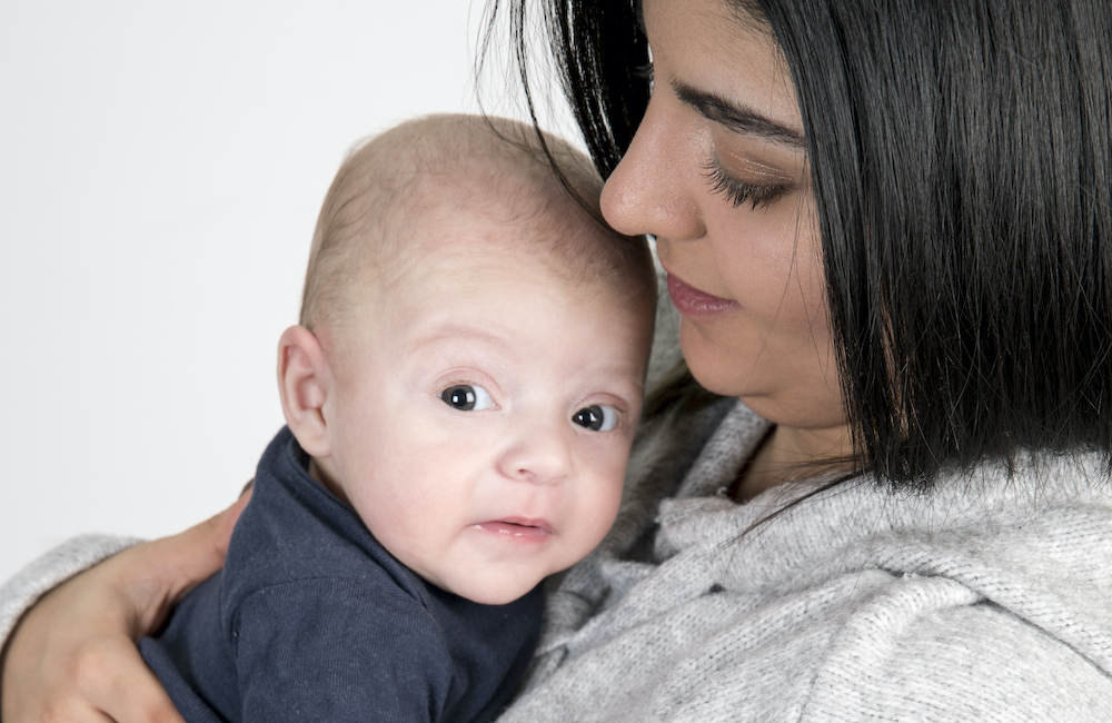 mama met baby op haar arm
