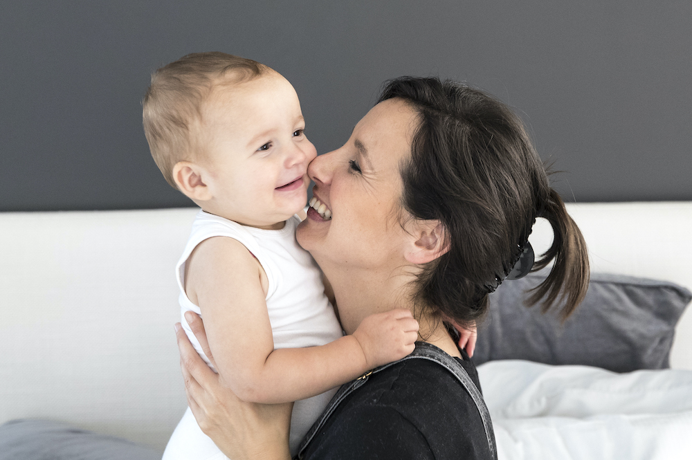 mama knuffelt baby in slaapkamer