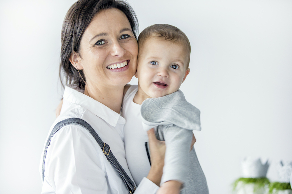 Mama en baby lachen